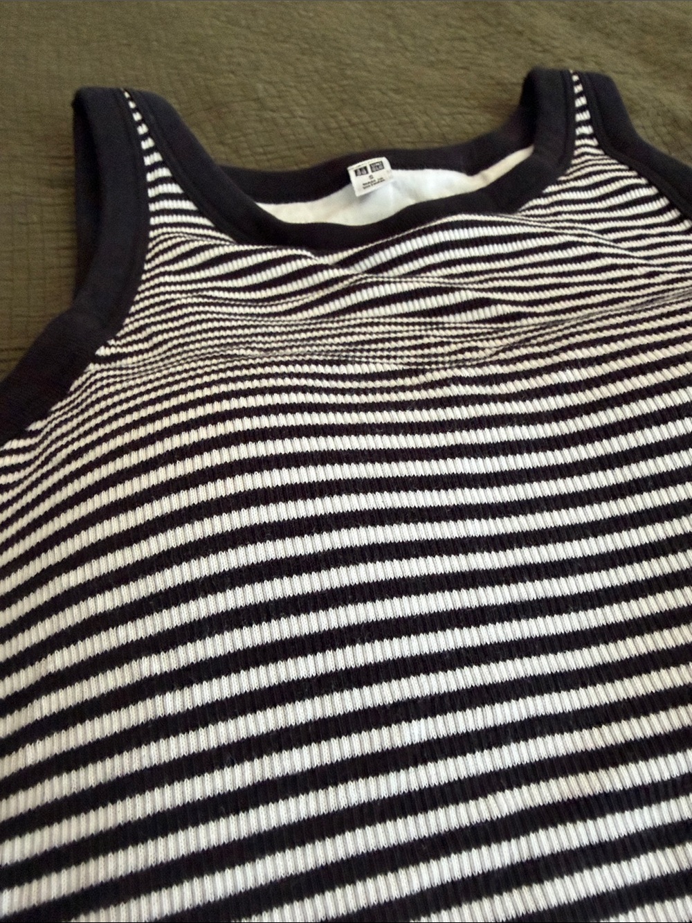 Uniqlo Black and White Striped Crop Tank - Picture 3 of 4